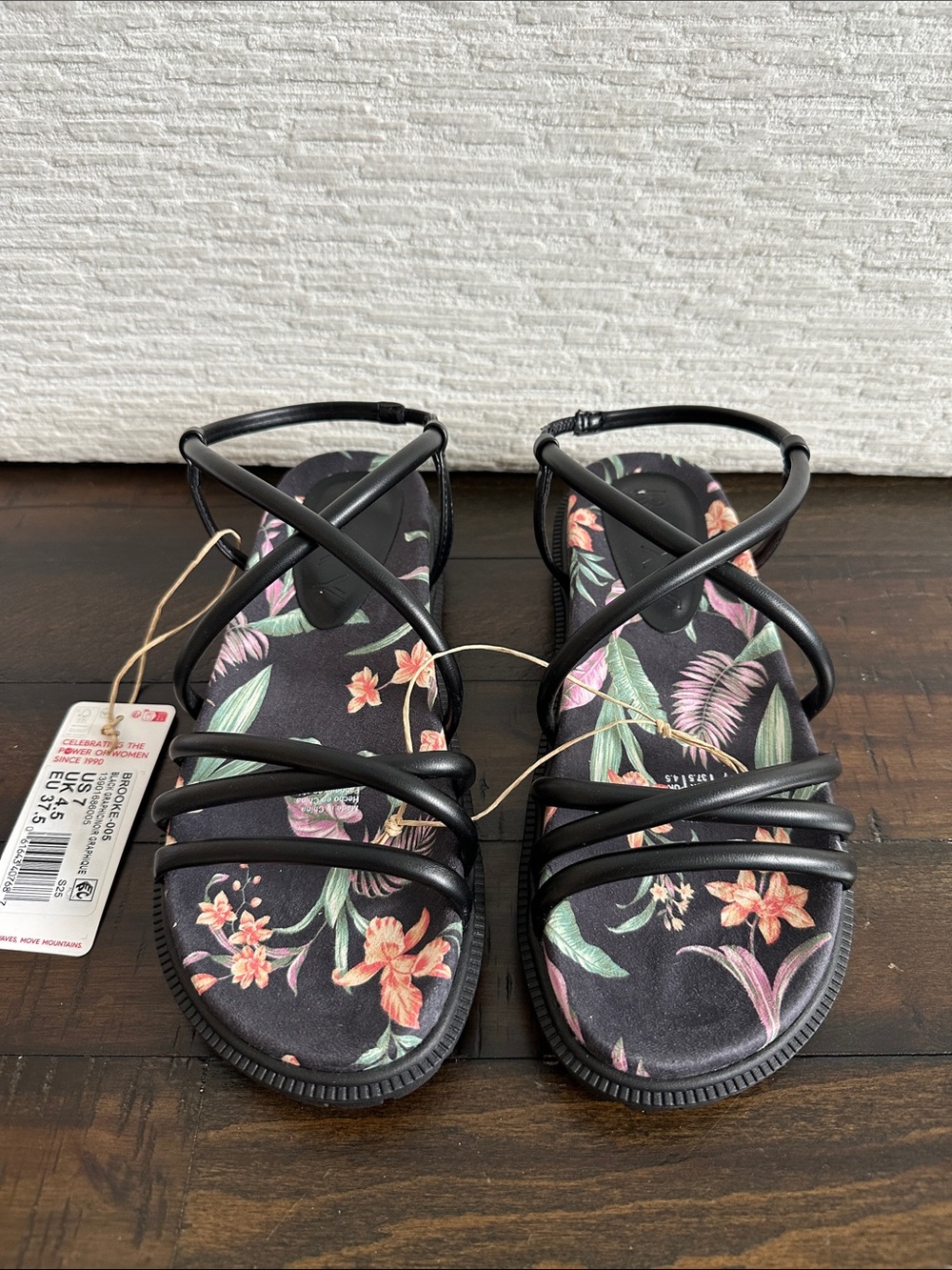 Roxy Brooke Black Graphic Strappy Sandals - NWT